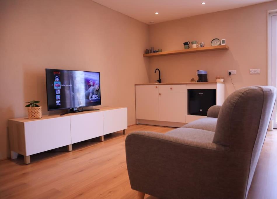 Modern Studio Apartment In Cashel Exterior photo